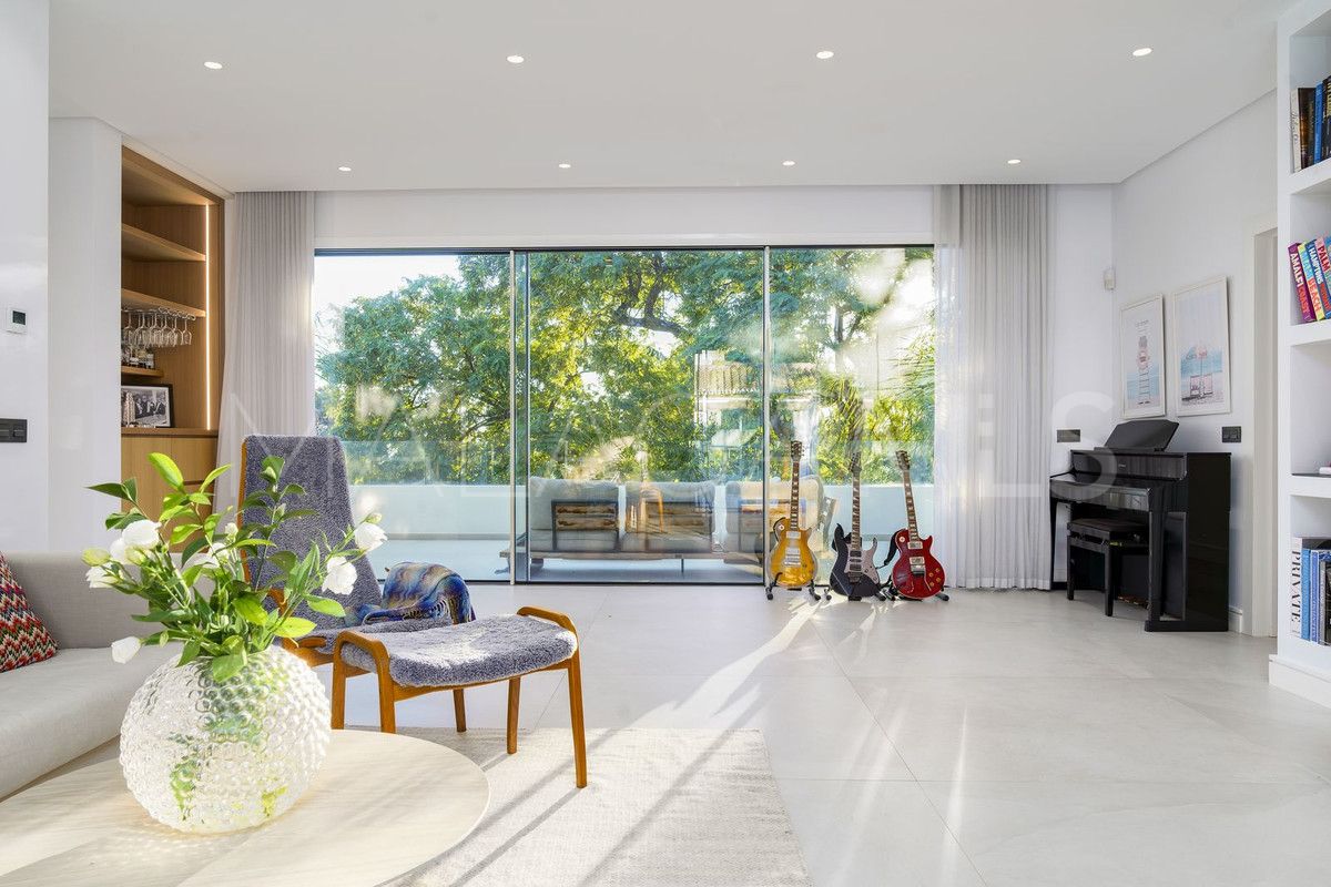 Villa for sale in Nueva Andalucia