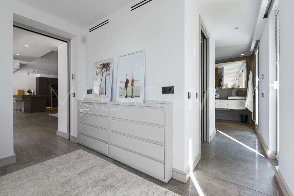 Villa for sale in Nueva Andalucia