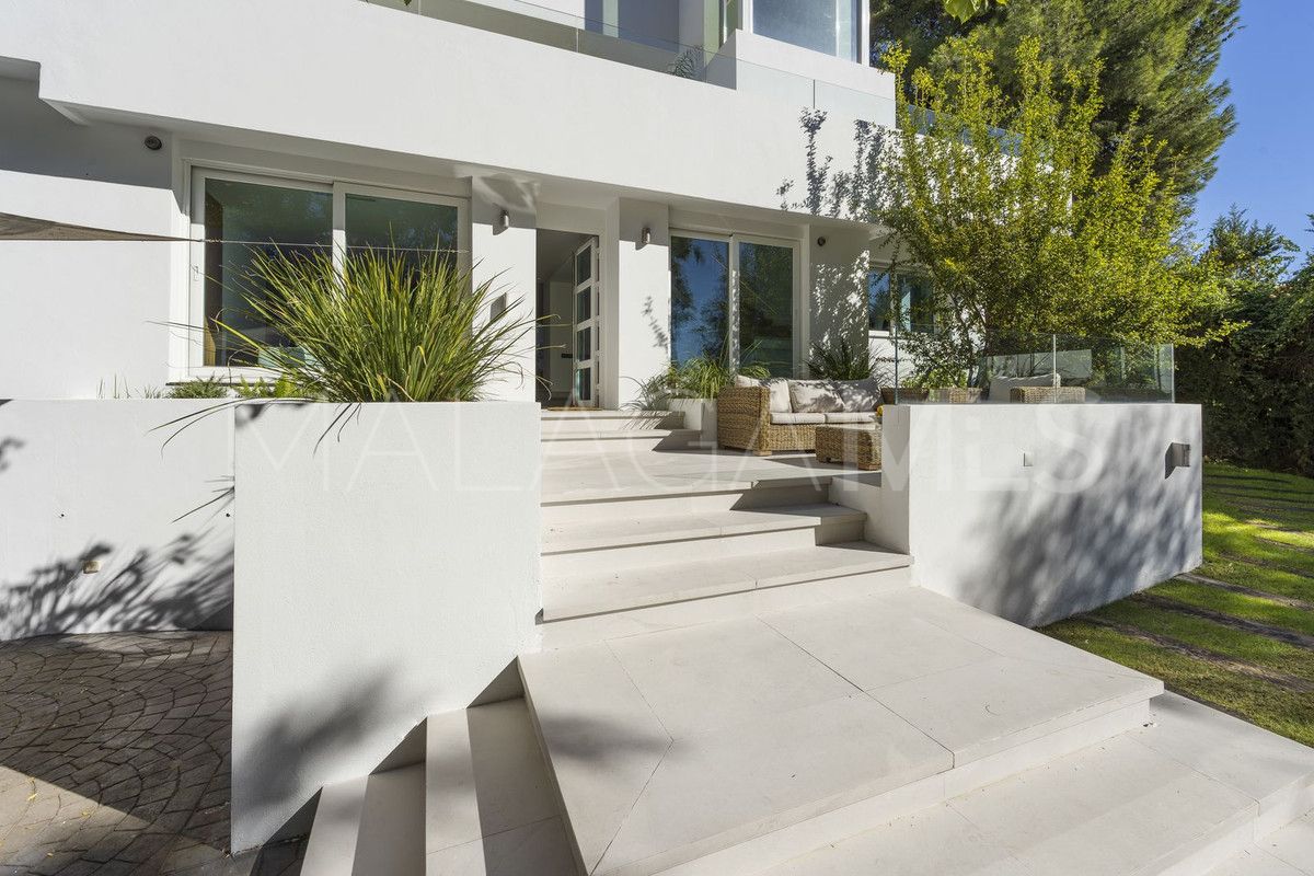 Villa for sale in Nueva Andalucia