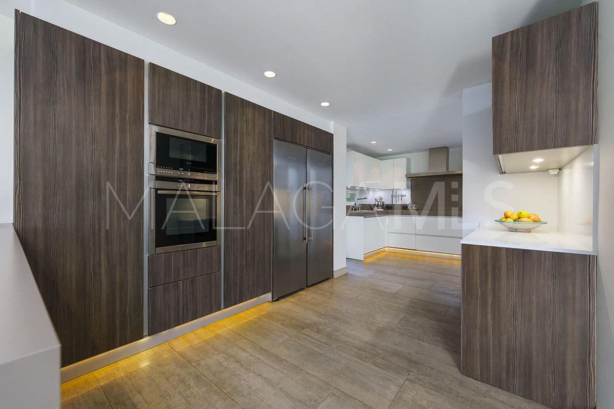 Villa for sale in Nueva Andalucia