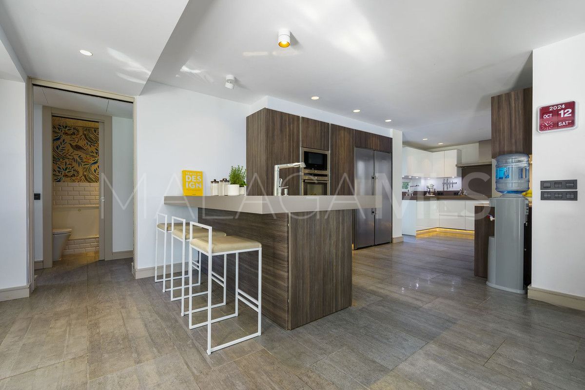 Villa for sale in Nueva Andalucia