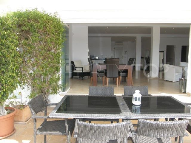 Ground floor apartment for sale in Nueva Andalucia with 3 bedrooms