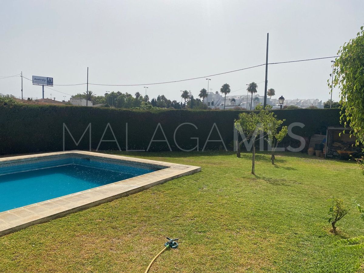 Finca for sale in Estepona with 5 bedrooms