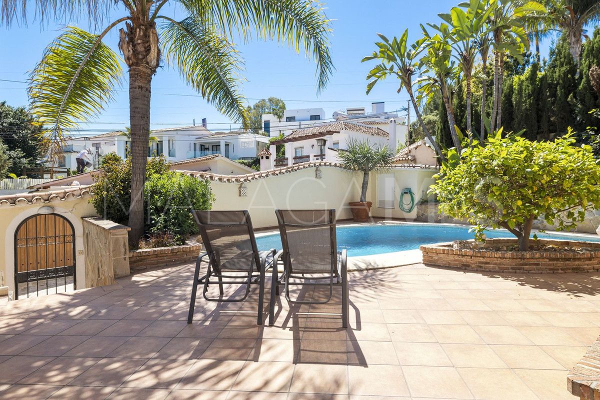 Villa for sale in Nueva Andalucia