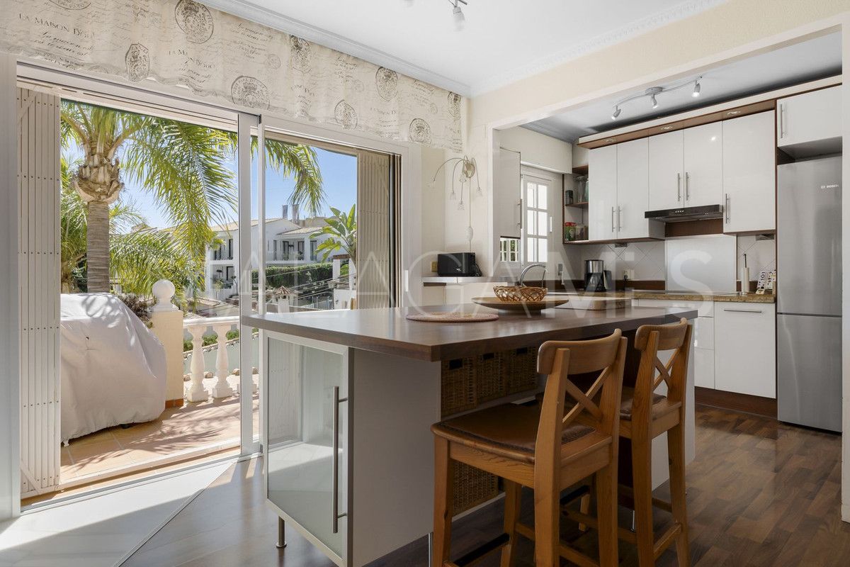 Villa for sale in Nueva Andalucia