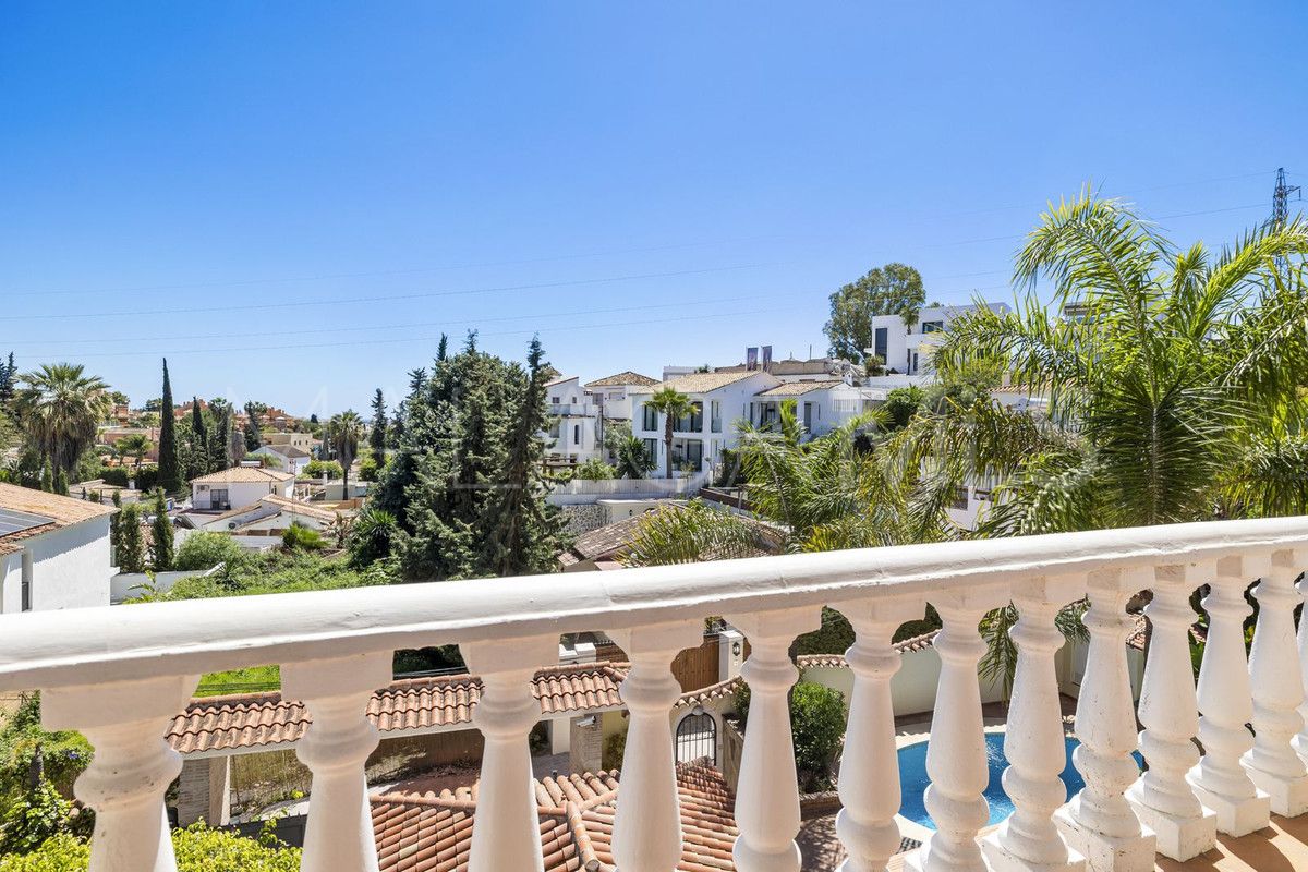 Villa for sale in Nueva Andalucia