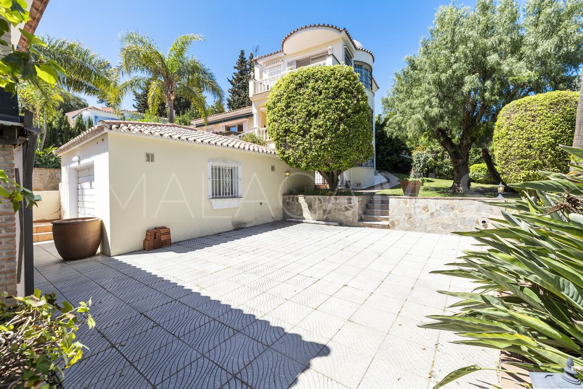 Villa for sale in Nueva Andalucia