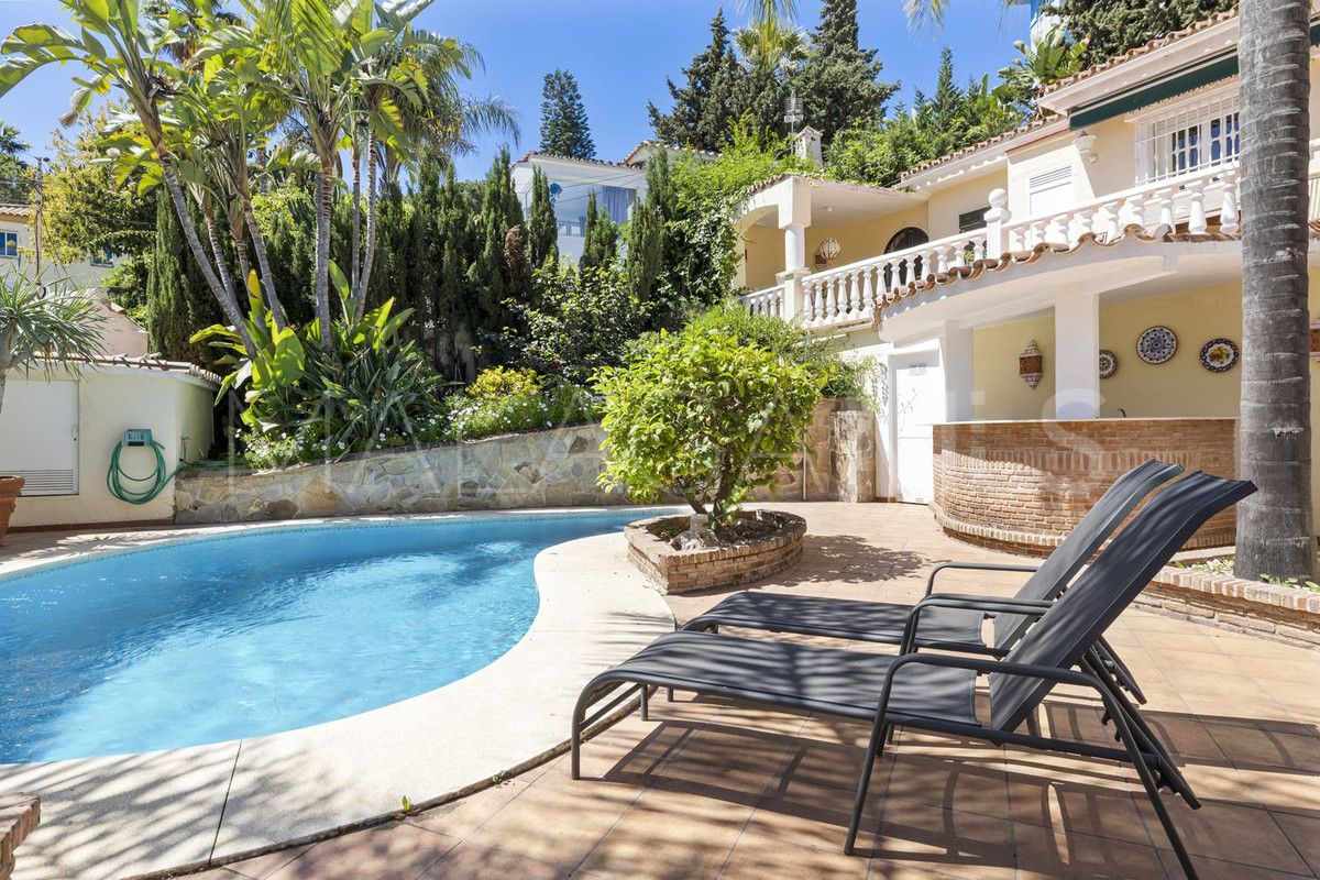 Villa for sale in Nueva Andalucia