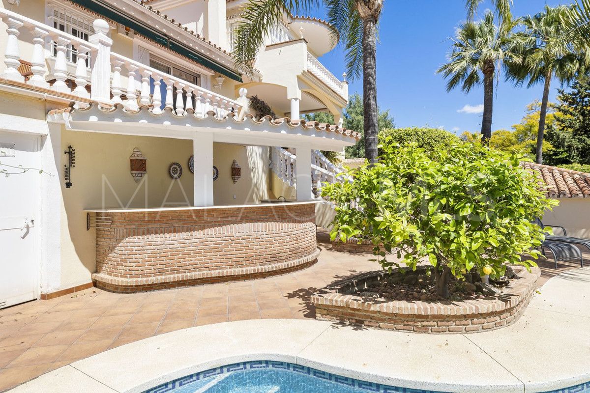 Villa for sale in Nueva Andalucia