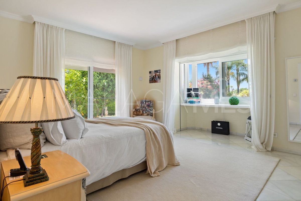 Villa for sale in Nueva Andalucia