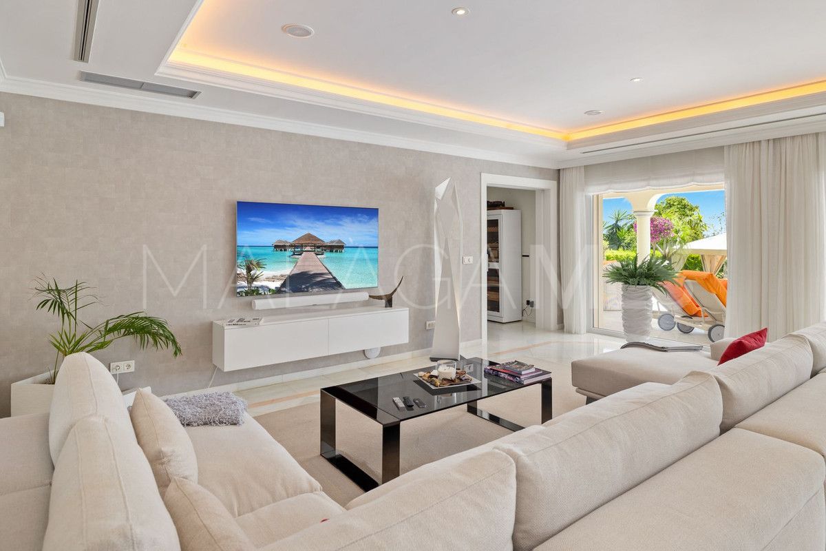 Villa for sale in Nueva Andalucia