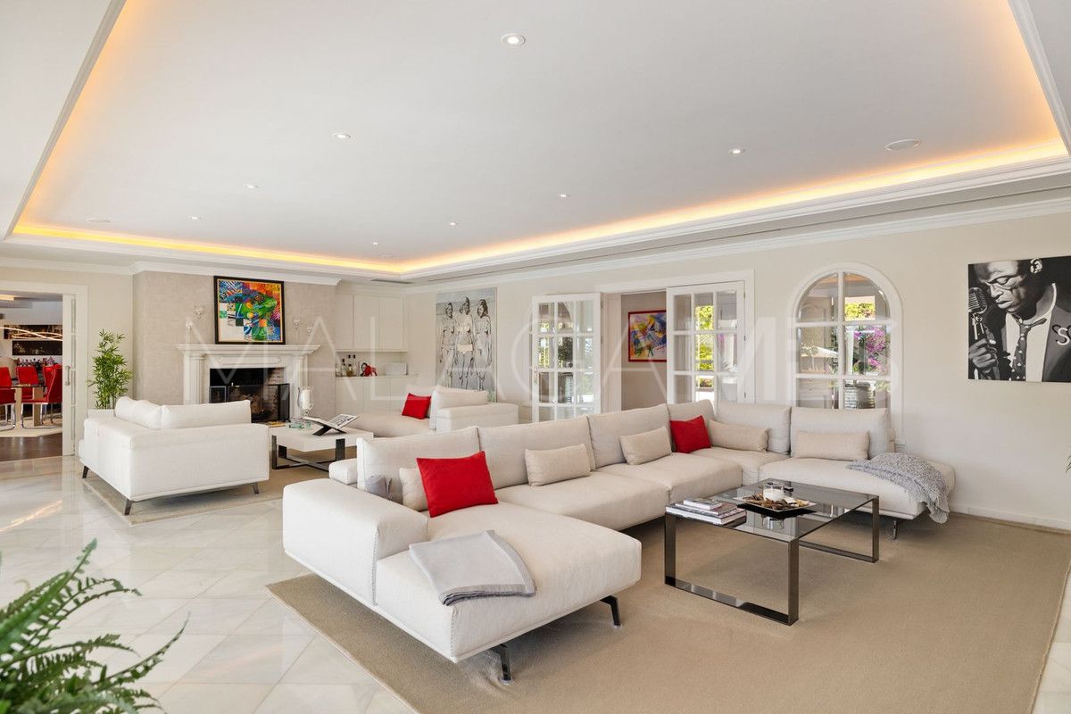 Villa for sale in Nueva Andalucia