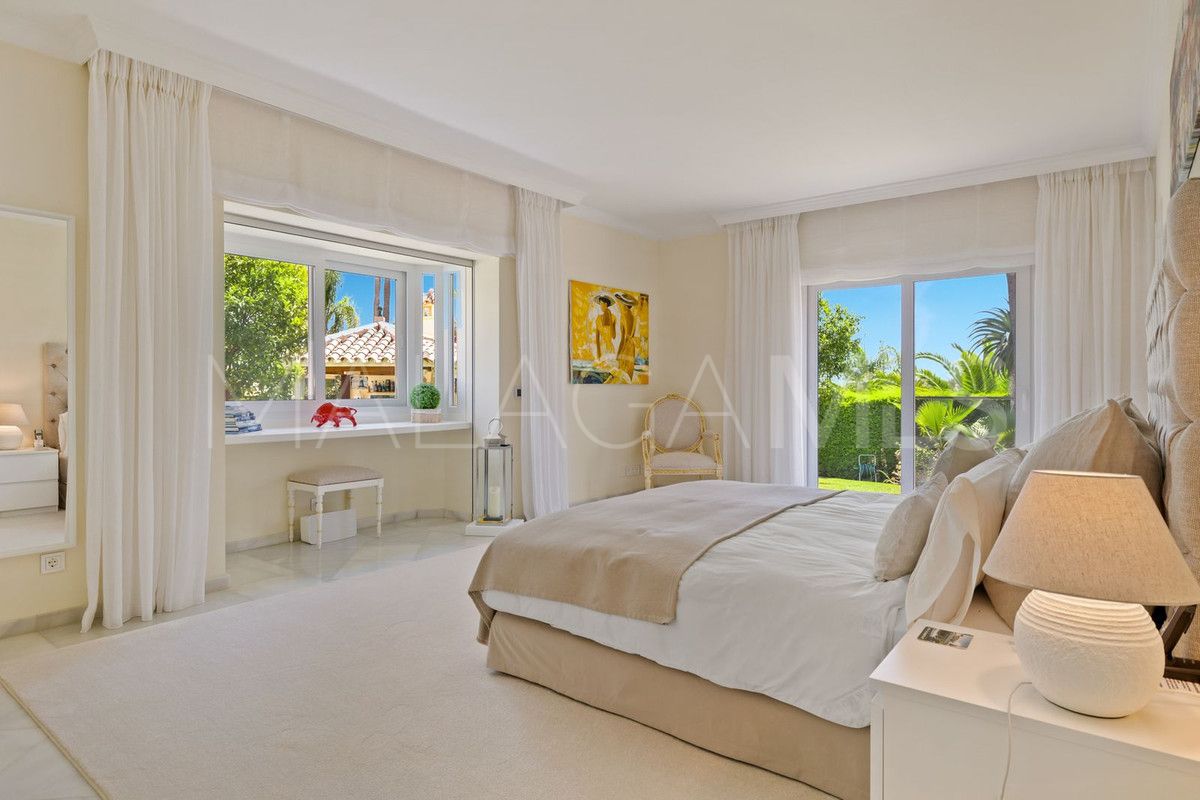 Villa for sale in Nueva Andalucia