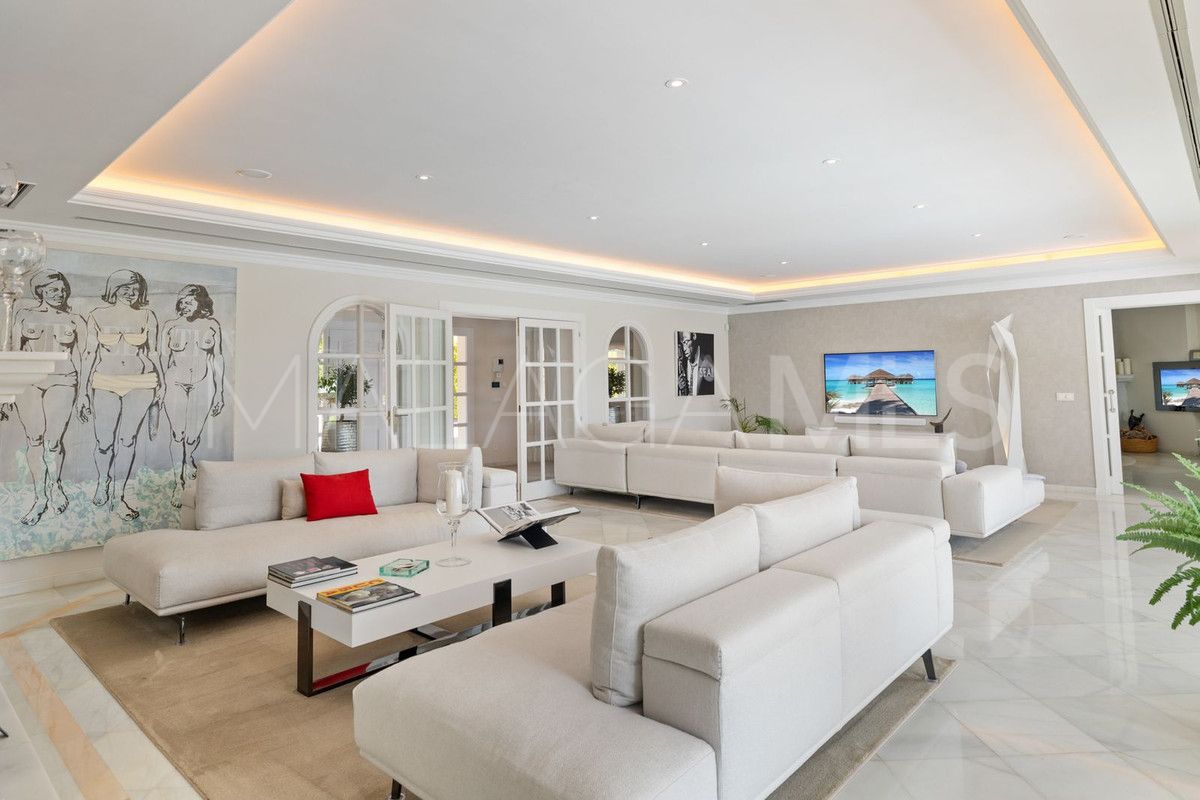 Villa for sale in Nueva Andalucia