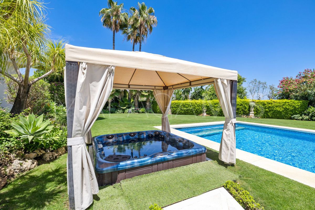 Villa for sale in Nueva Andalucia