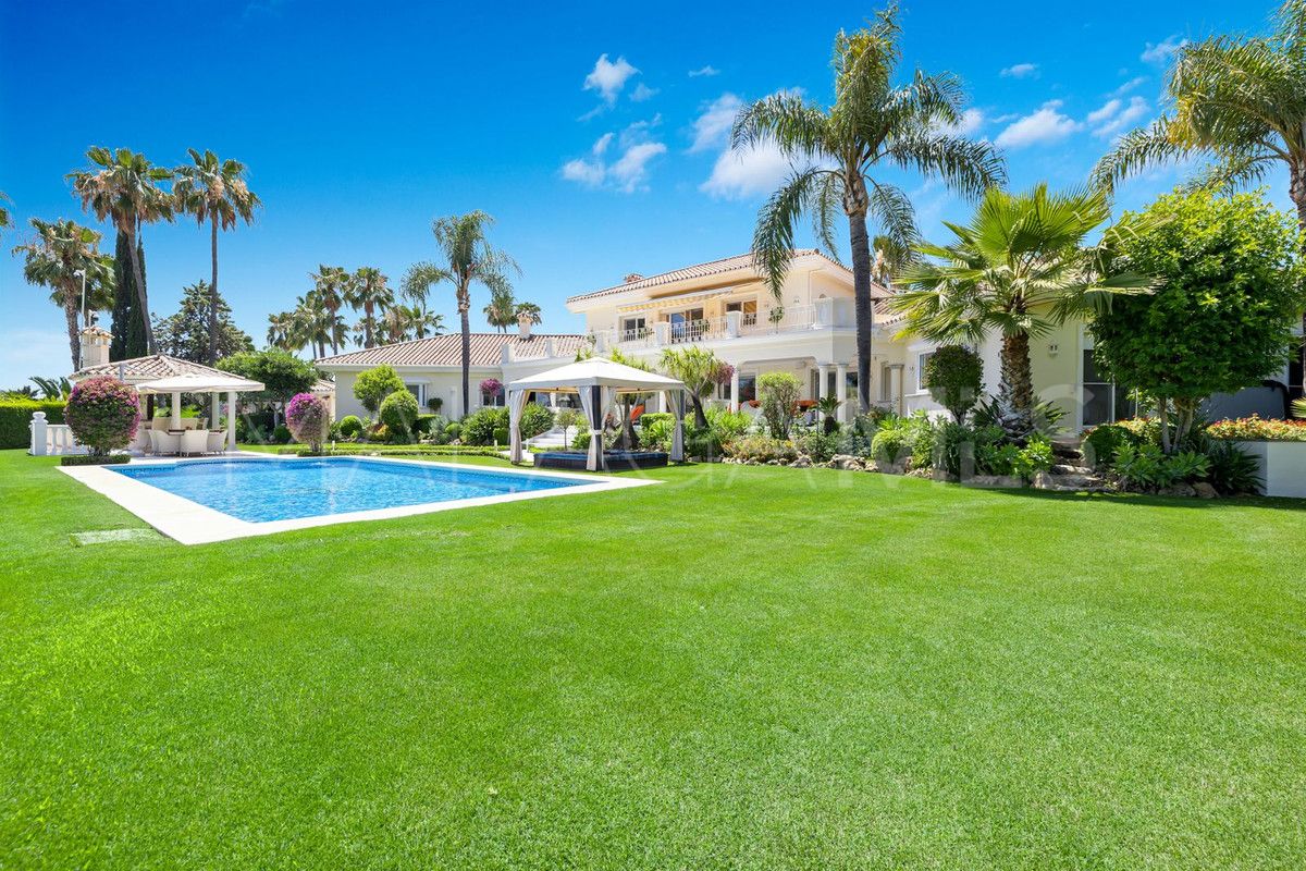 Villa for sale in Nueva Andalucia