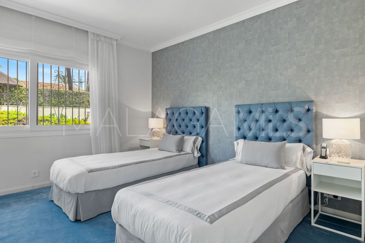 Villa for sale in Nueva Andalucia