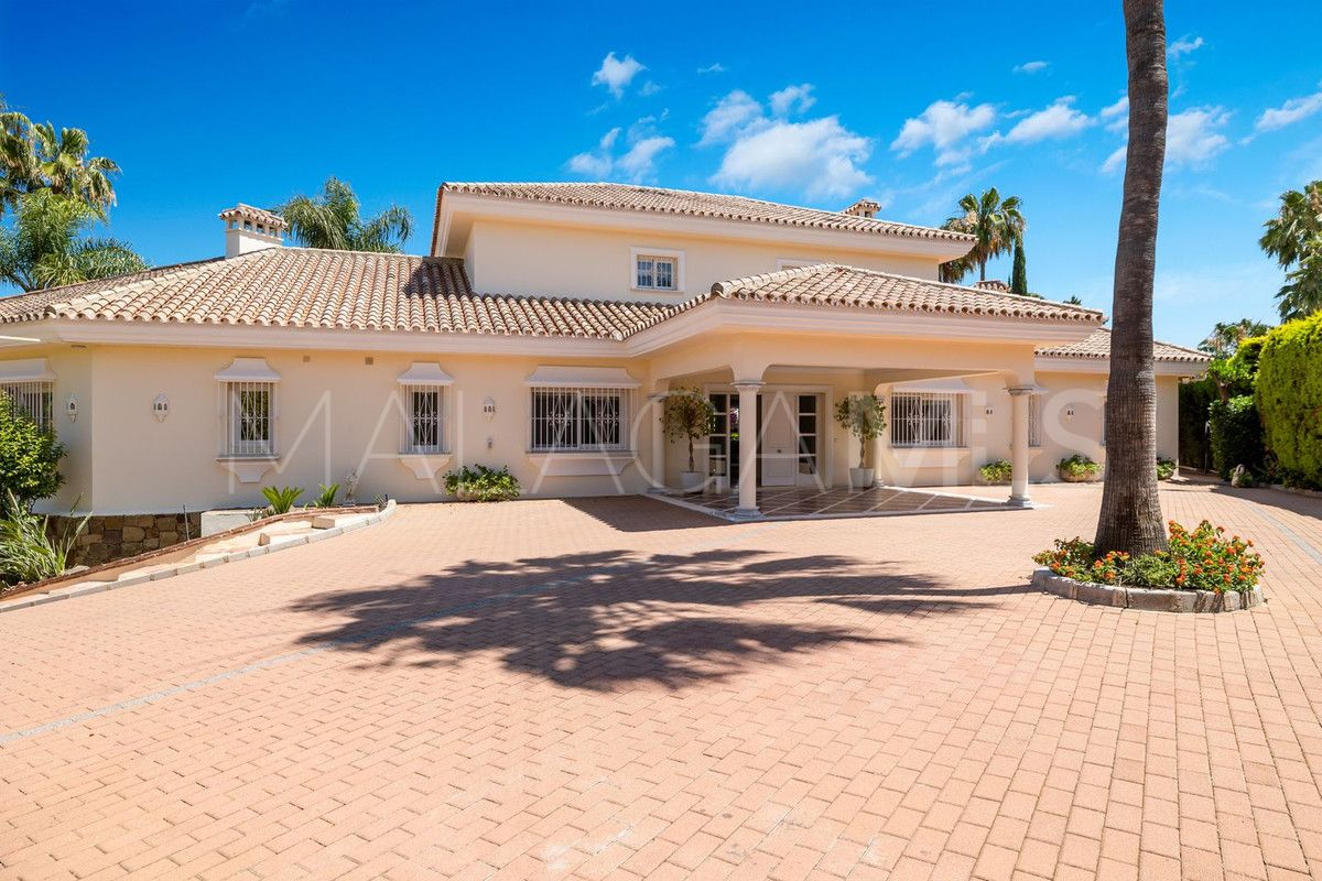 Villa for sale in Nueva Andalucia