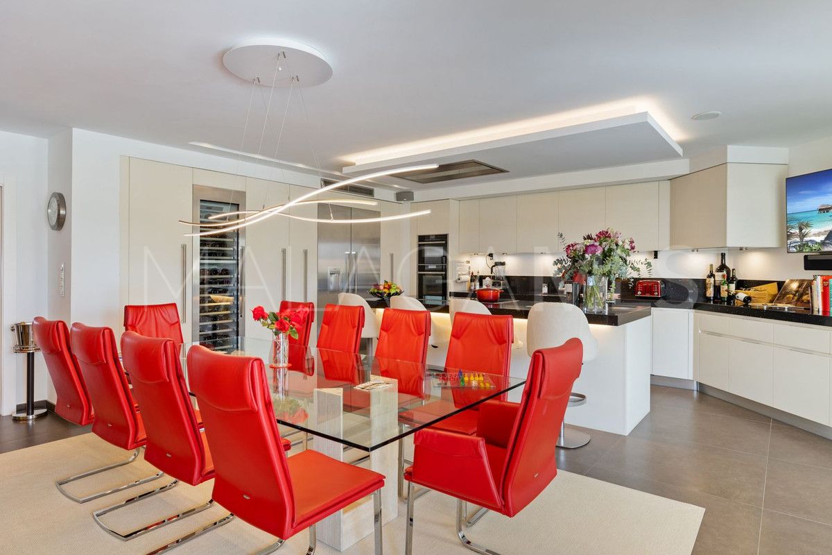 Villa for sale in Nueva Andalucia