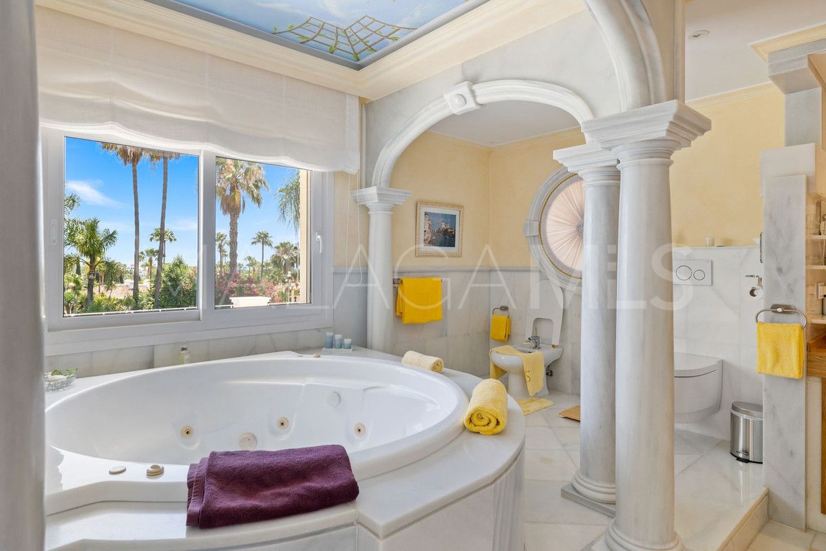 Villa for sale in Nueva Andalucia