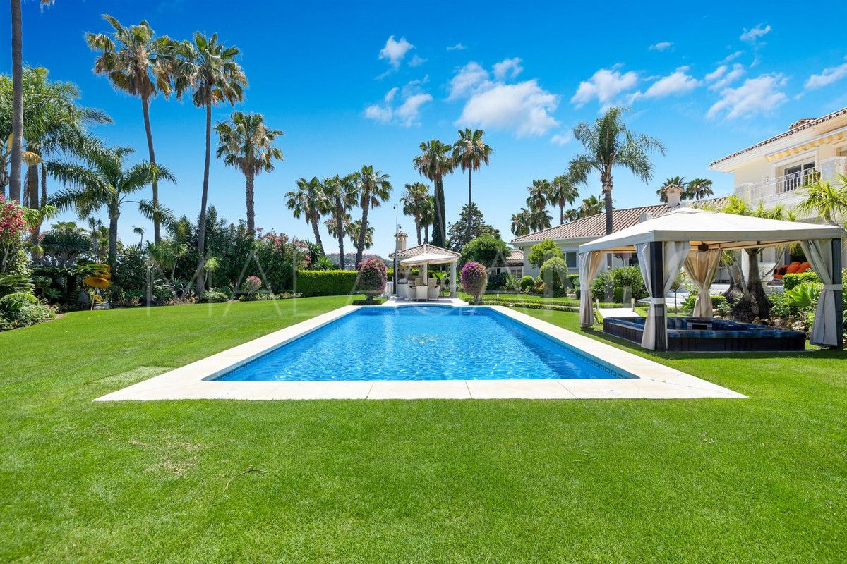 Villa for sale in Nueva Andalucia