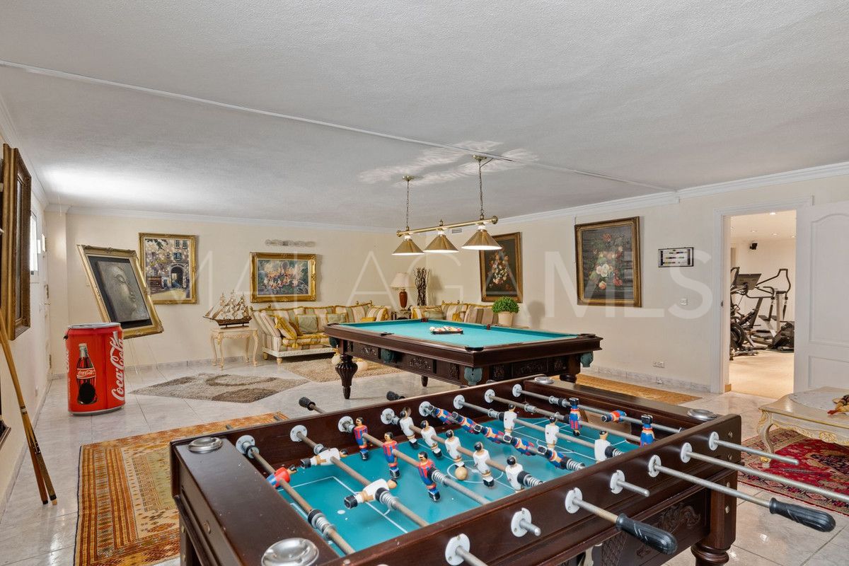 Villa for sale in Nueva Andalucia