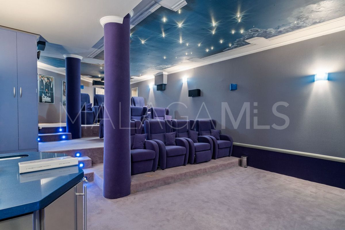 Villa for sale in Nueva Andalucia