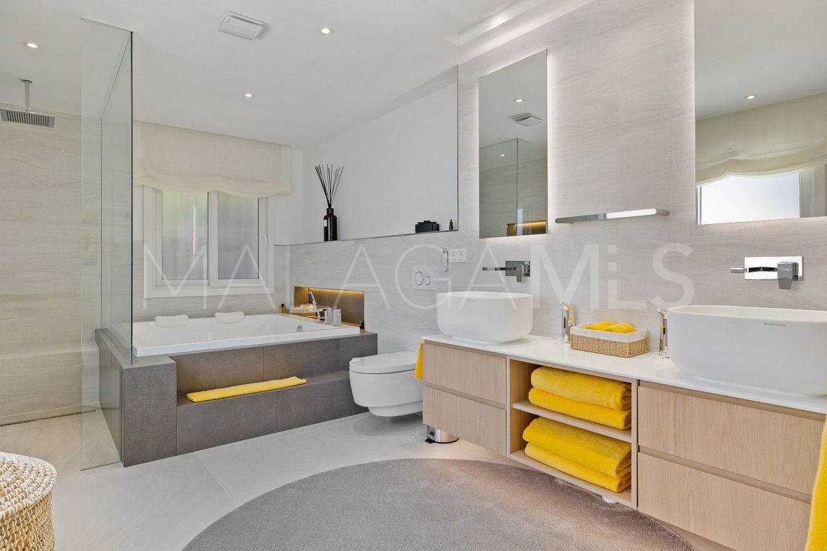 Villa for sale in Nueva Andalucia