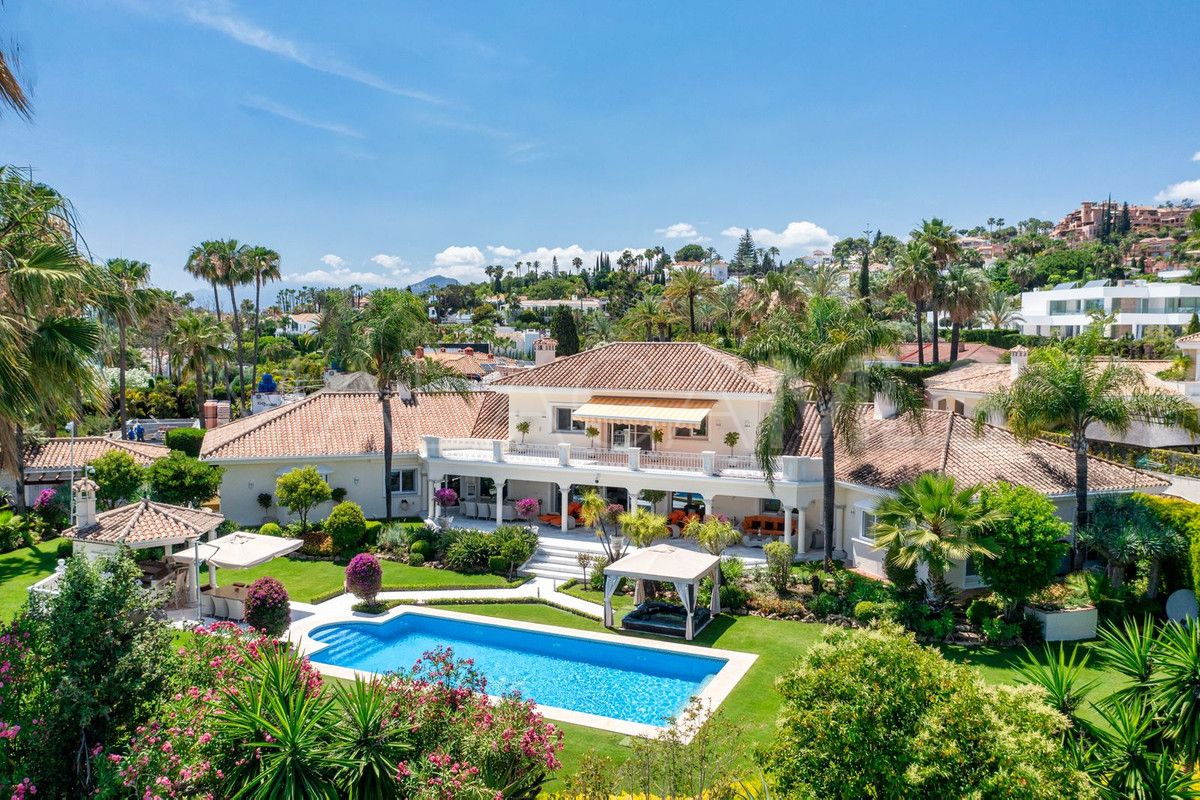 Villa for sale in Nueva Andalucia