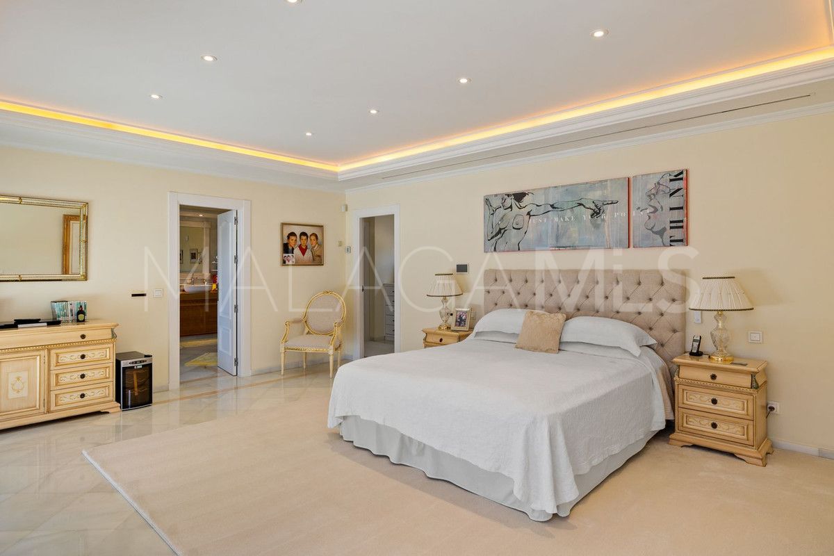 Villa for sale in Nueva Andalucia