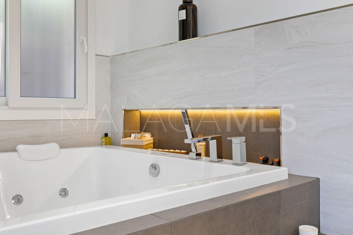Villa for sale in Nueva Andalucia