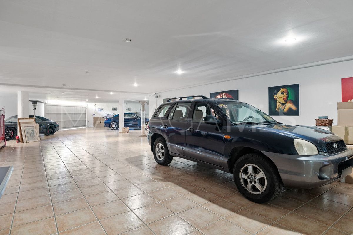 Villa for sale in Nueva Andalucia