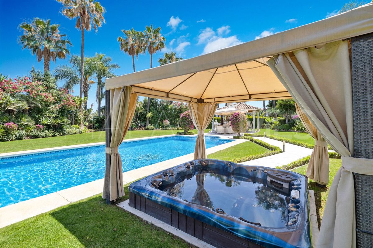 Villa for sale in Nueva Andalucia
