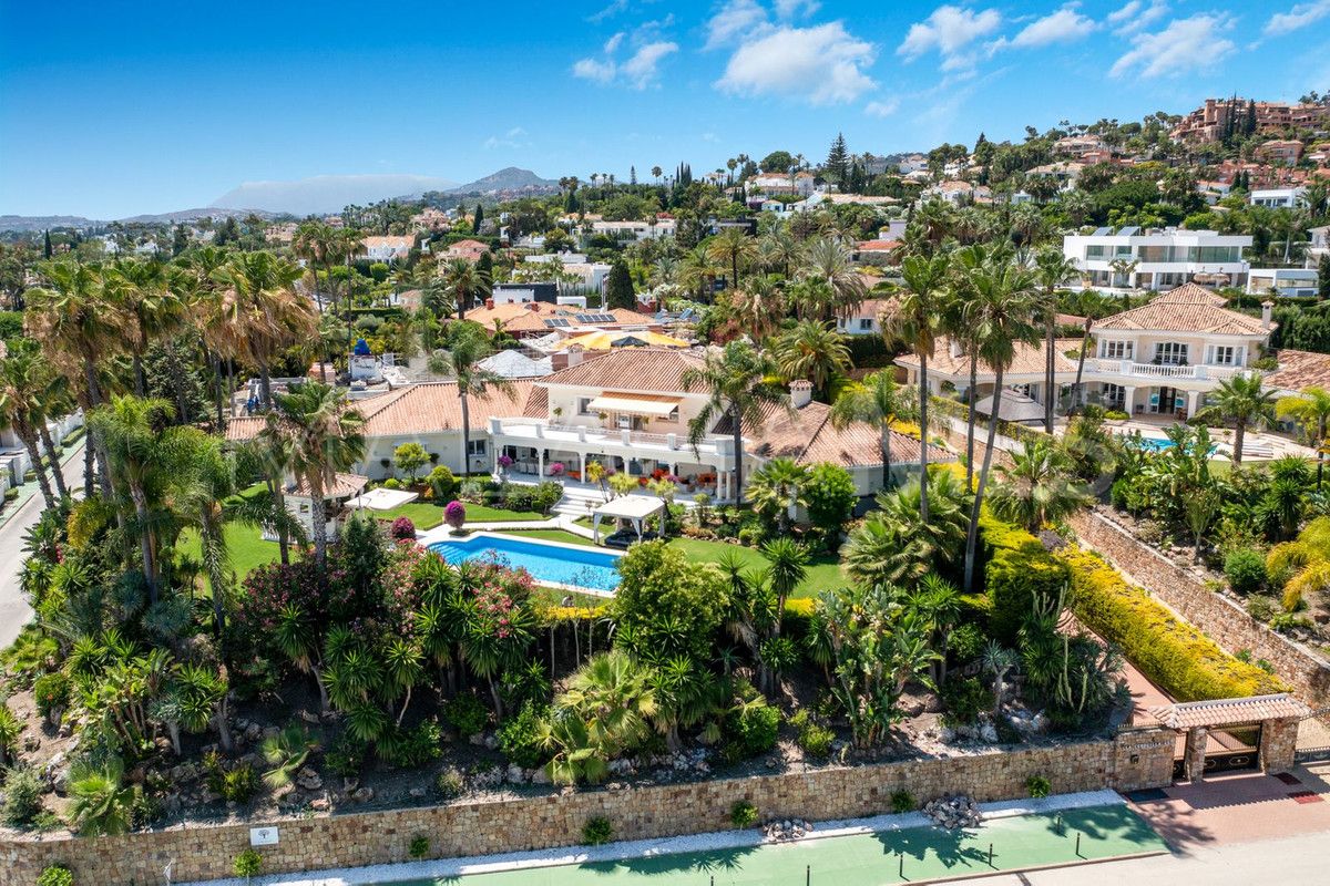 Villa for sale in Nueva Andalucia