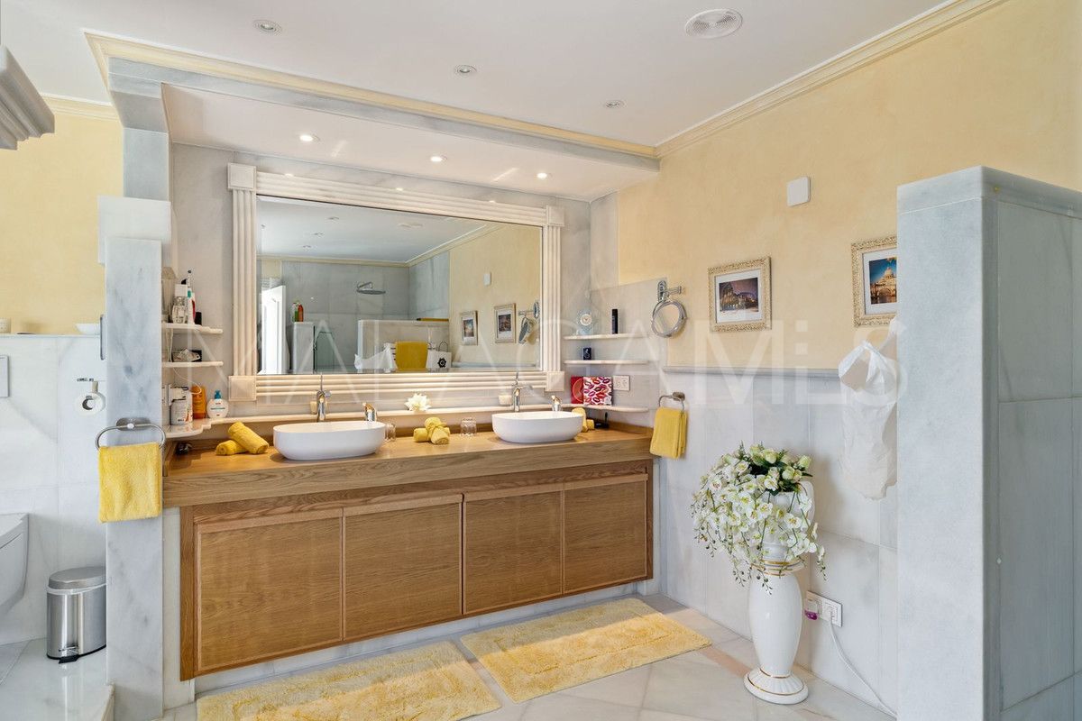 Villa for sale in Nueva Andalucia