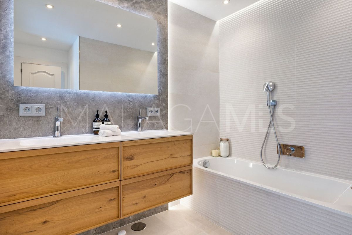 Villa for sale in Nueva Andalucia
