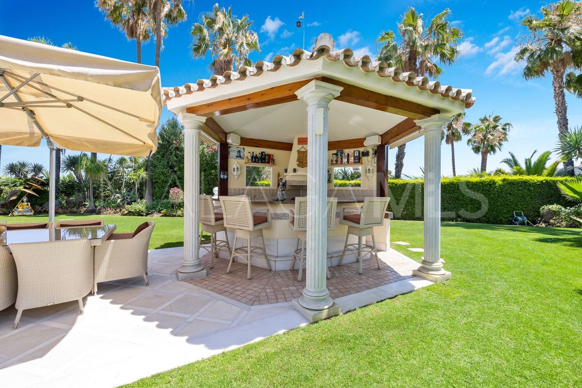 Villa for sale in Nueva Andalucia