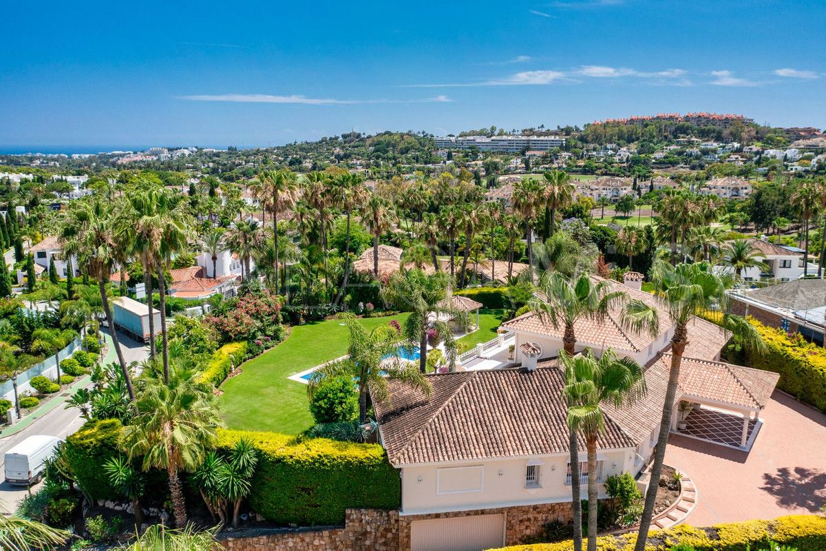 Villa for sale in Nueva Andalucia
