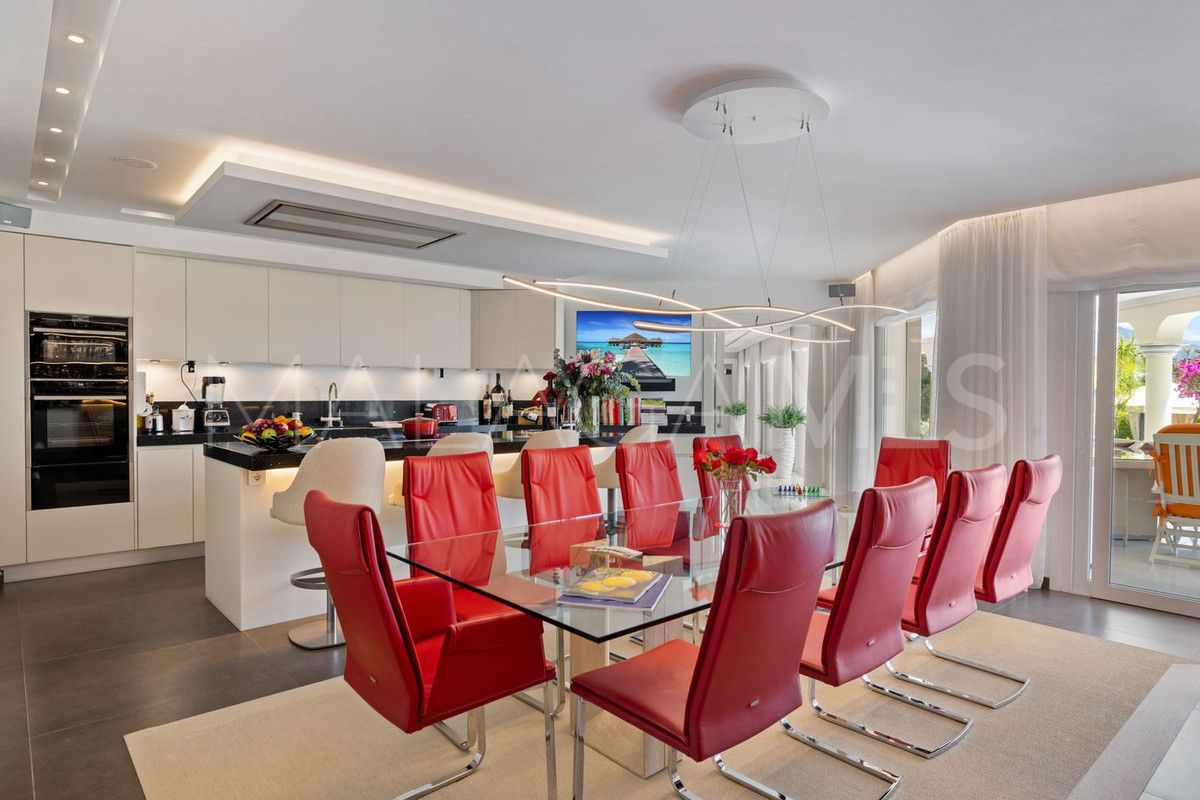 Villa for sale in Nueva Andalucia
