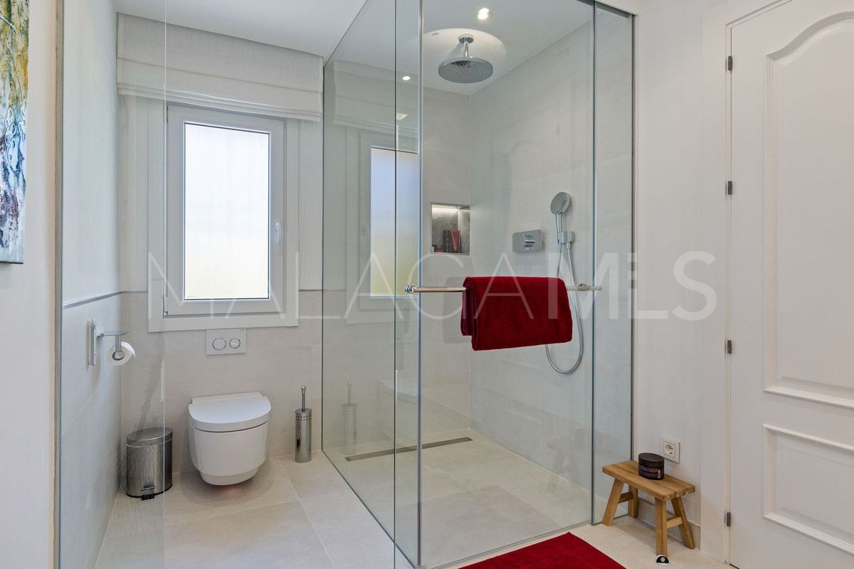 Villa for sale in Nueva Andalucia