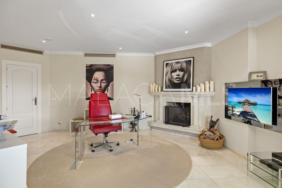 Villa for sale in Nueva Andalucia