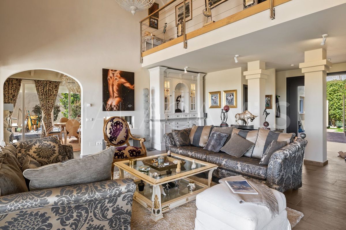 Buy Calahonda villa with 4 bedrooms