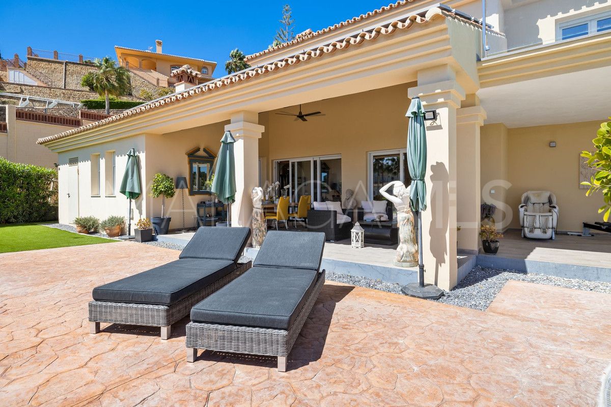 Buy Calahonda villa with 4 bedrooms