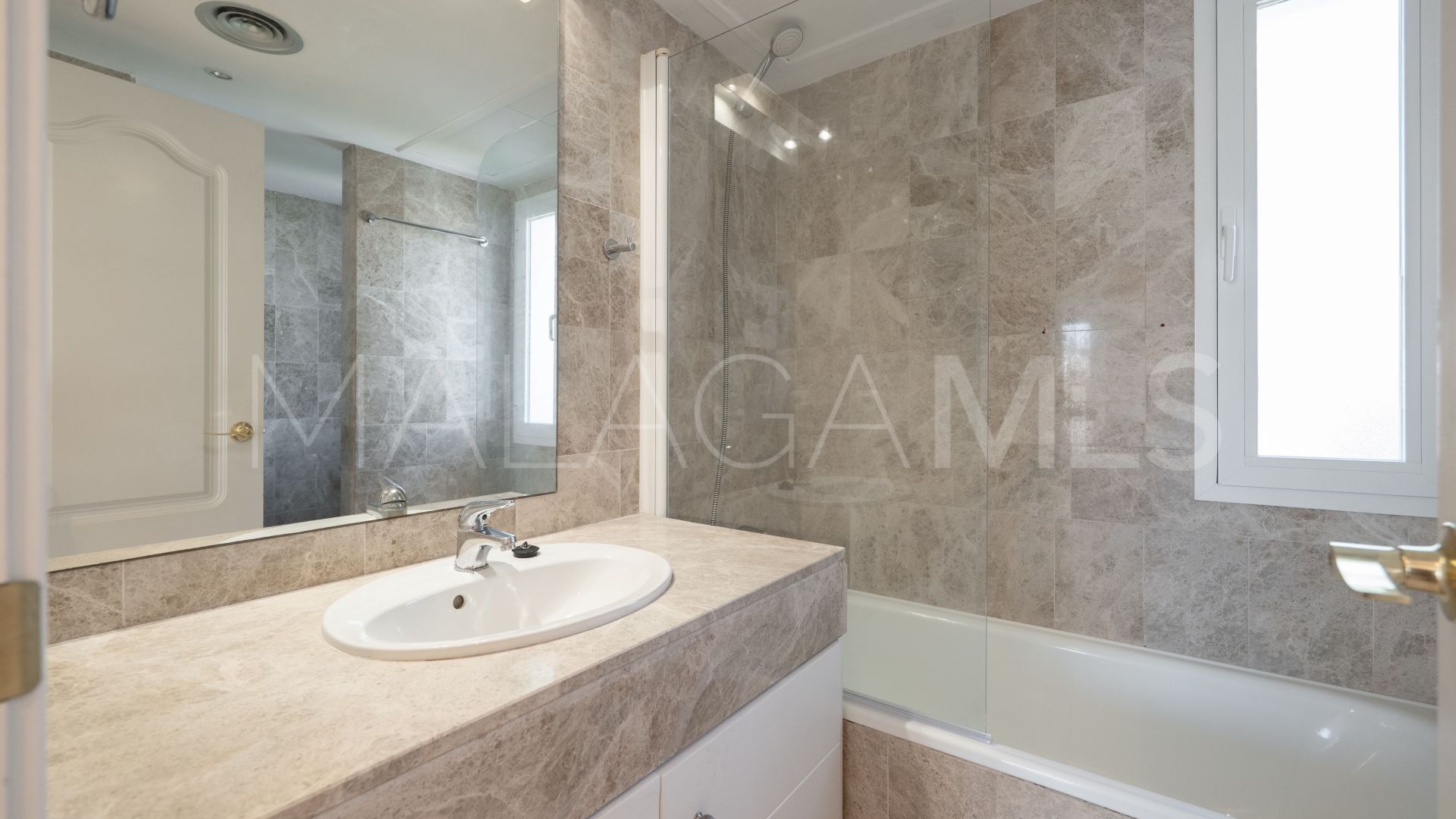 Zweistöckiges penthouse for sale in Los Naranjos de Marbella