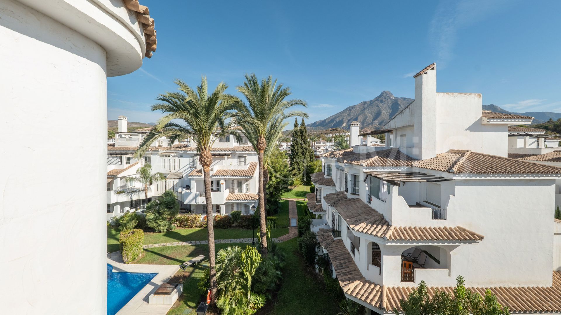 Zweistöckiges penthouse for sale in Los Naranjos de Marbella