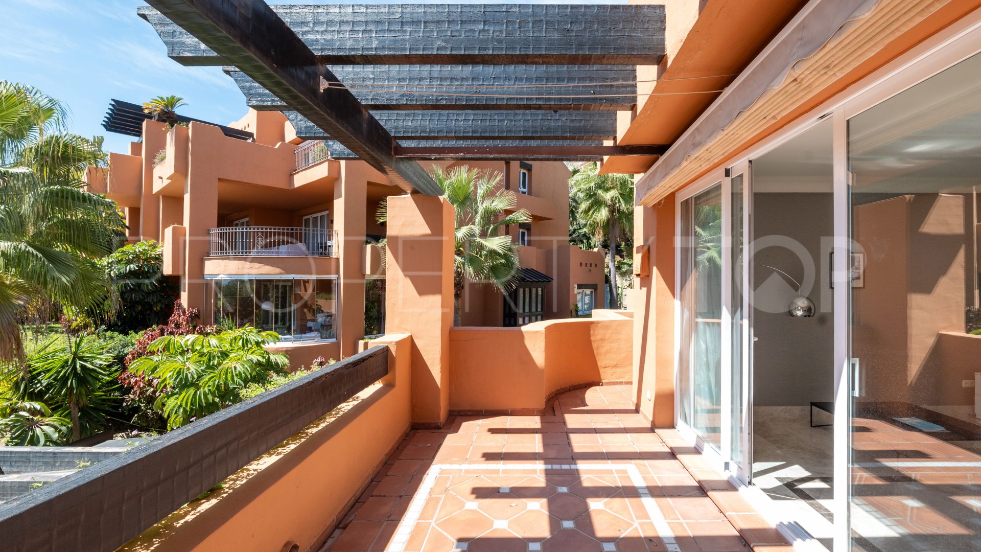 Atico duplex en venta de 2 dormitorios en Alminar de Marbella