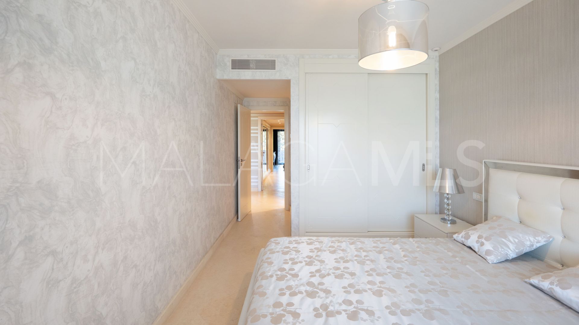 Buy apartamento in Guadalmina Baja with 3 bedrooms