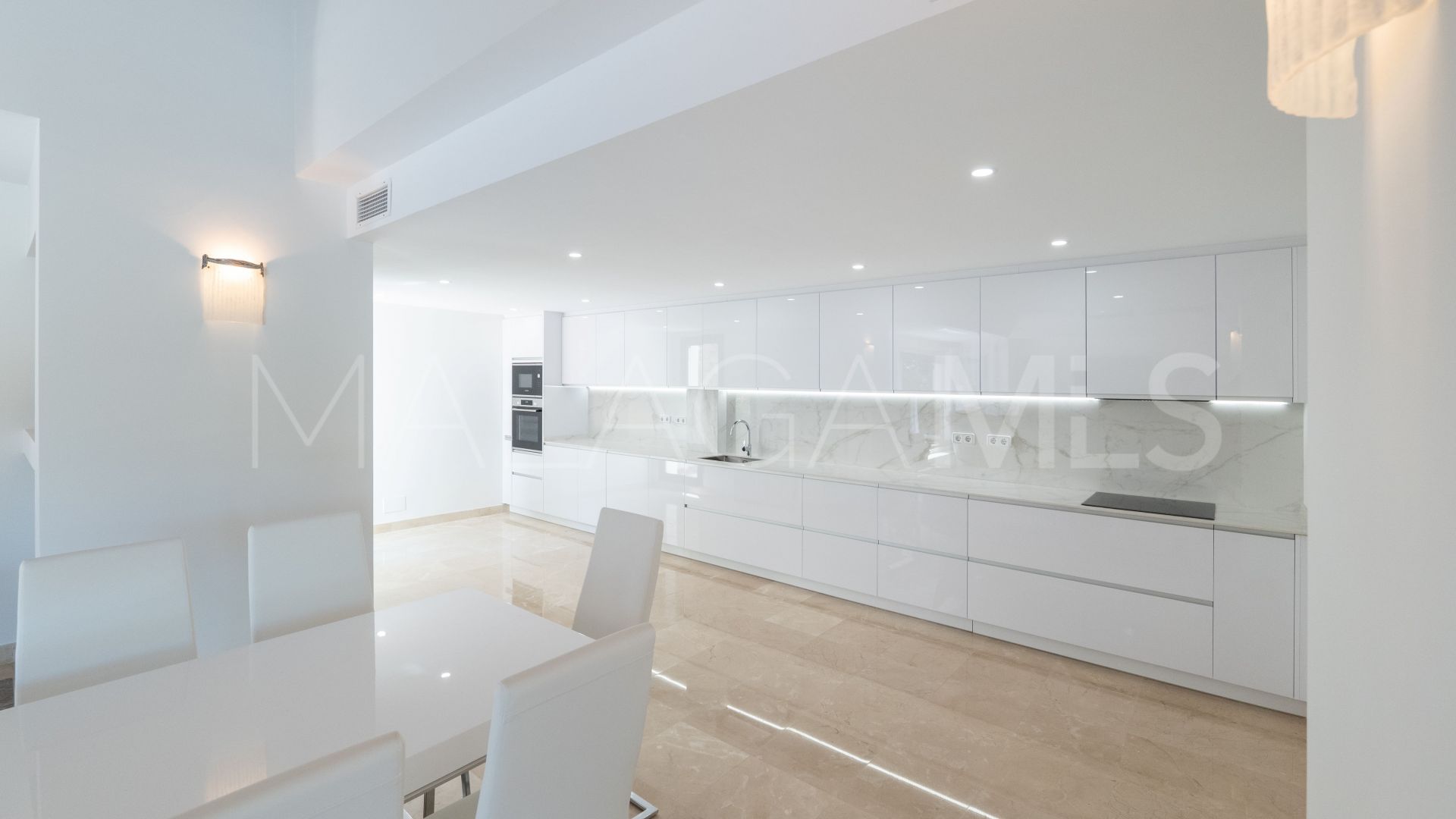 Buy villa with 4 bedrooms in Los Arqueros
