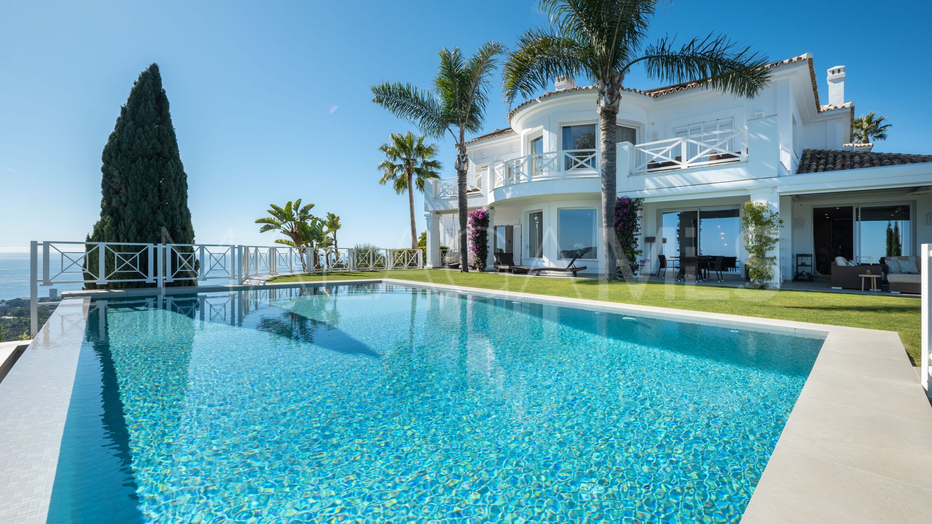 Villa for sale in Los Altos de los Monteros