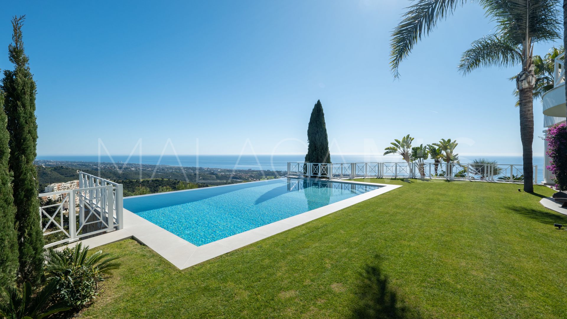 Villa for sale in Los Altos de los Monteros